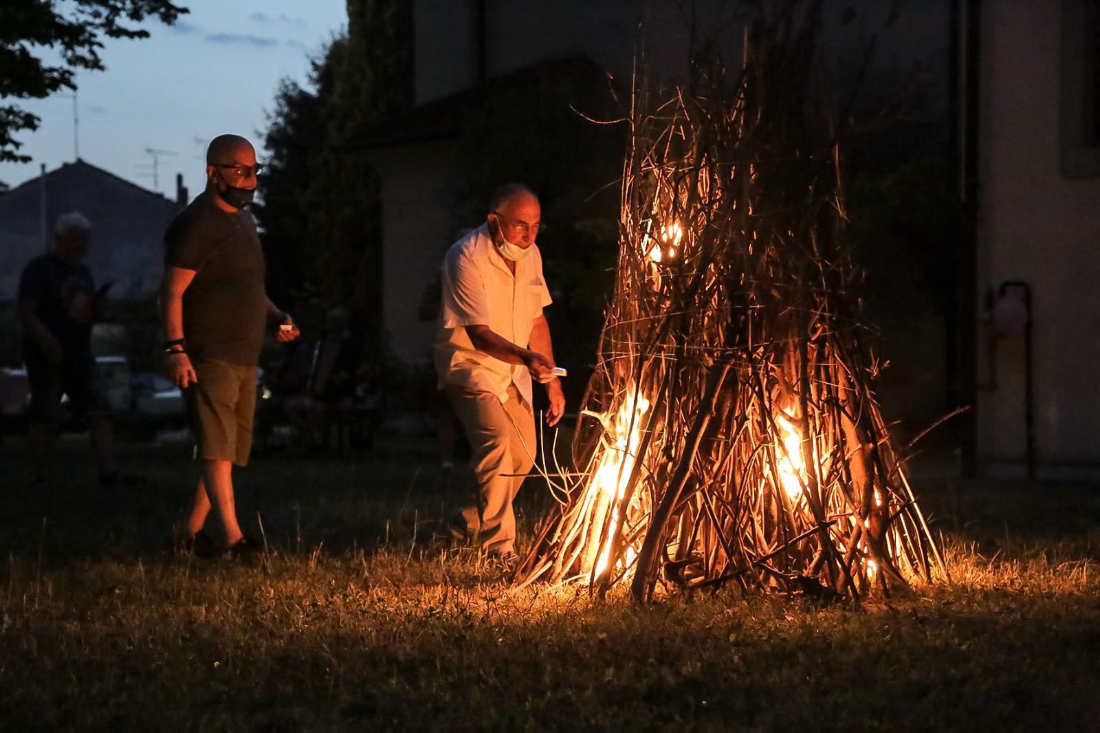 Il fuoco di San Giovanni illumina la centa di San Lorenzo a Ronchi dei Legionari